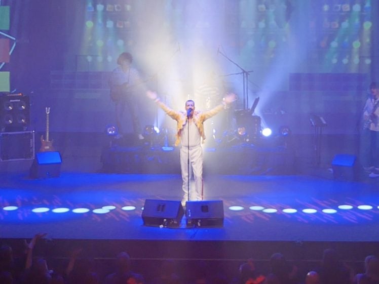 THE SHOW MUST GO ON! – Queen, Bowie, Robbie, ABBA, Blondie +