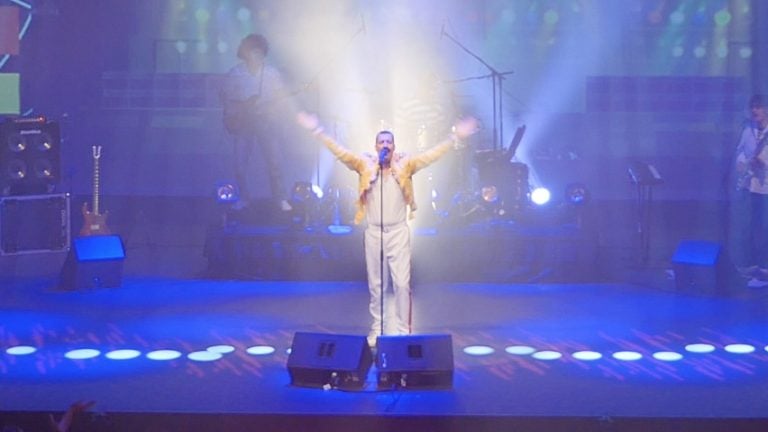 THE SHOW MUST GO ON! – Queen, Bowie, Robbie, ABBA, Blondie +